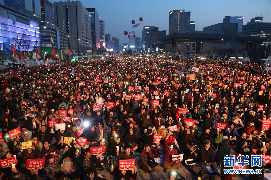 韩国民众举行最后一次“倒朴”周末烛光集会