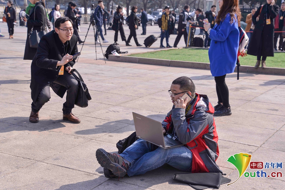 组图：新闻记者这样记录两会