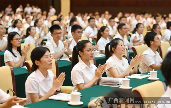 鹿心社同广西2018年定向选调生及引进高水平大学博士座谈