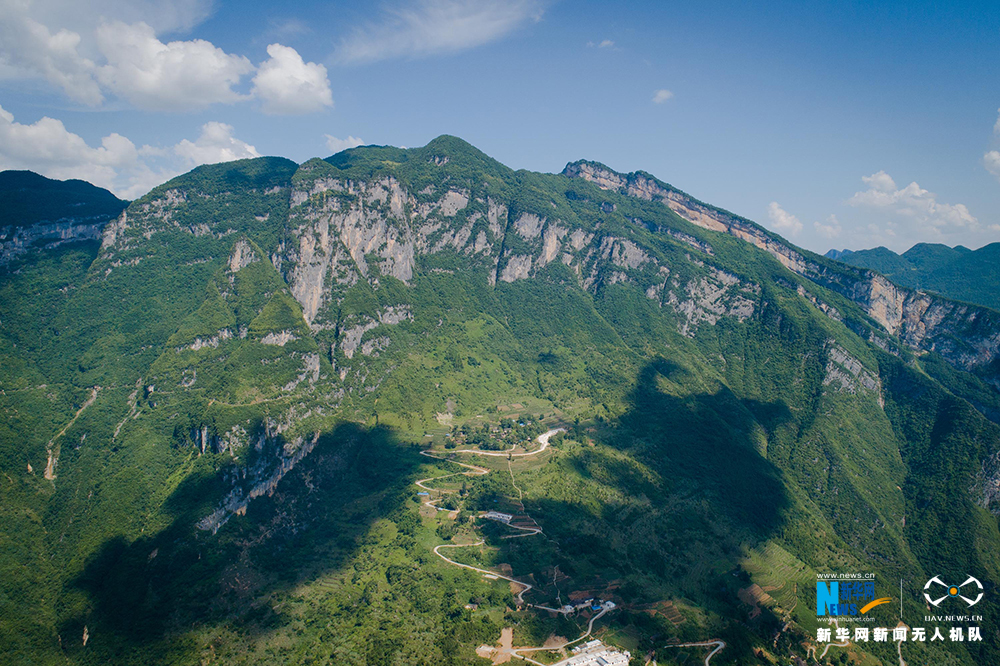 航拍重庆：当阳峡谷深 高山水飞瀑