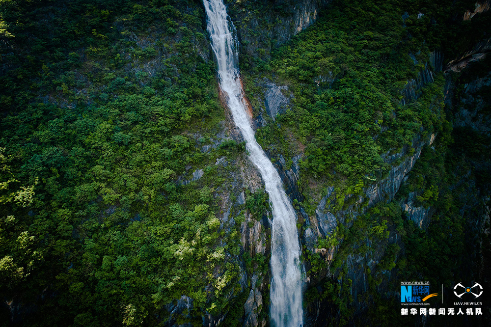 航拍重庆：当阳峡谷深 高山水飞瀑