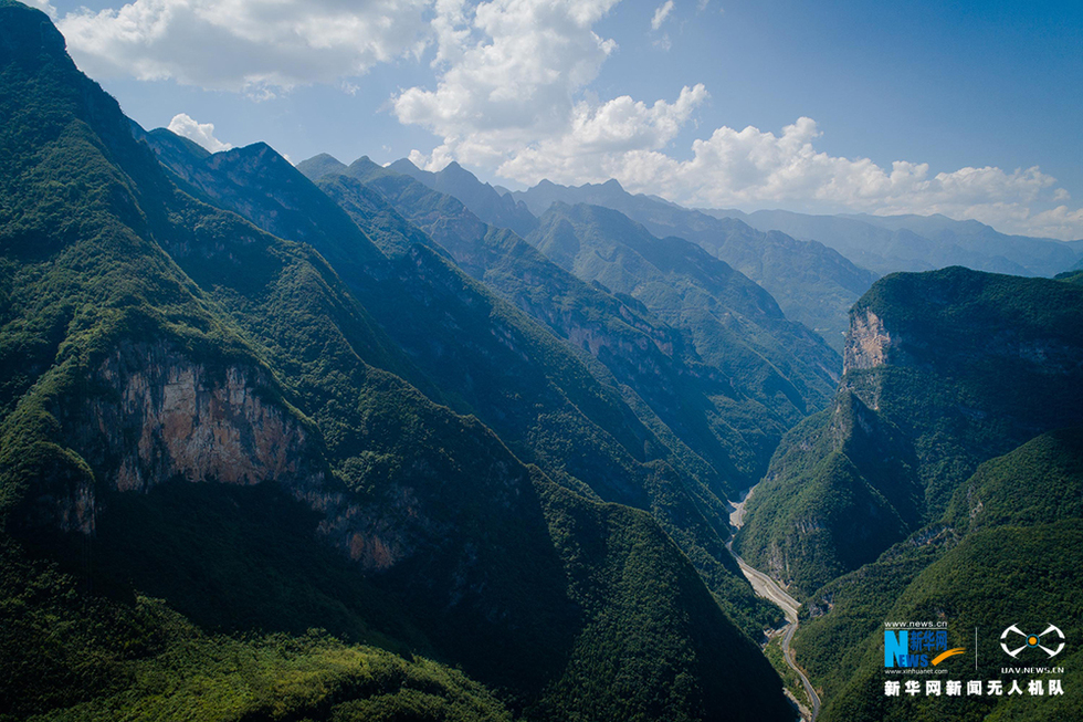 航拍重庆：当阳峡谷深 高山水飞瀑