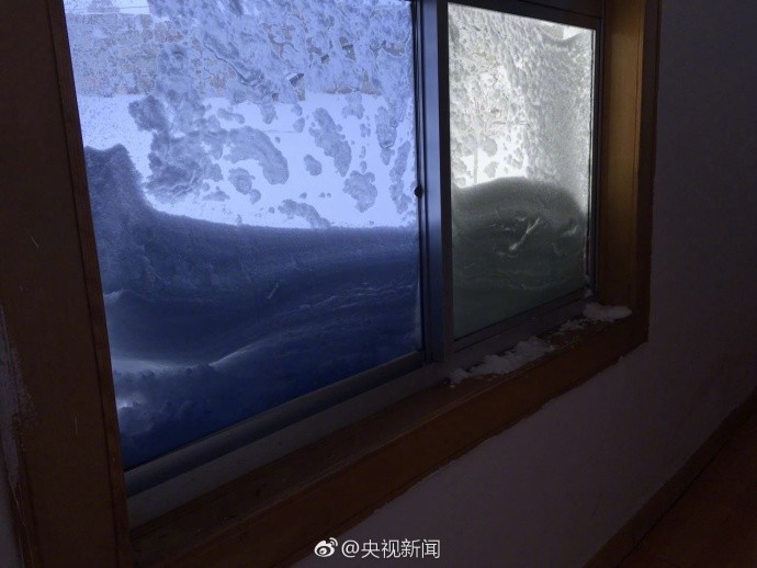 西藏多地出现特大暴雪 积雪半米厚