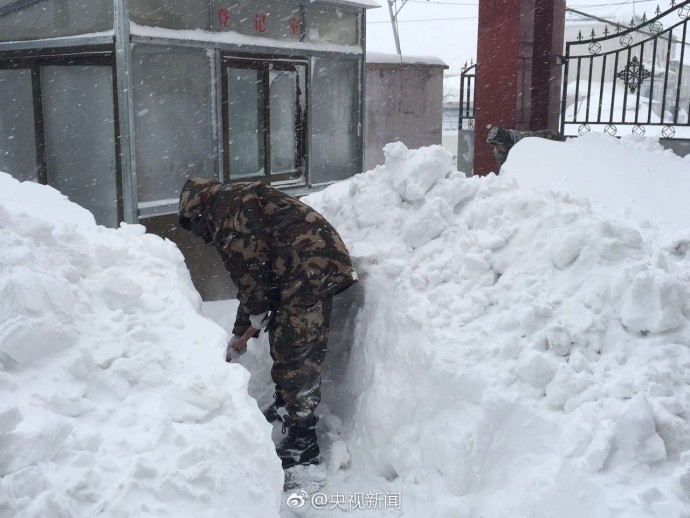 西藏多地出现特大暴雪 积雪半米厚