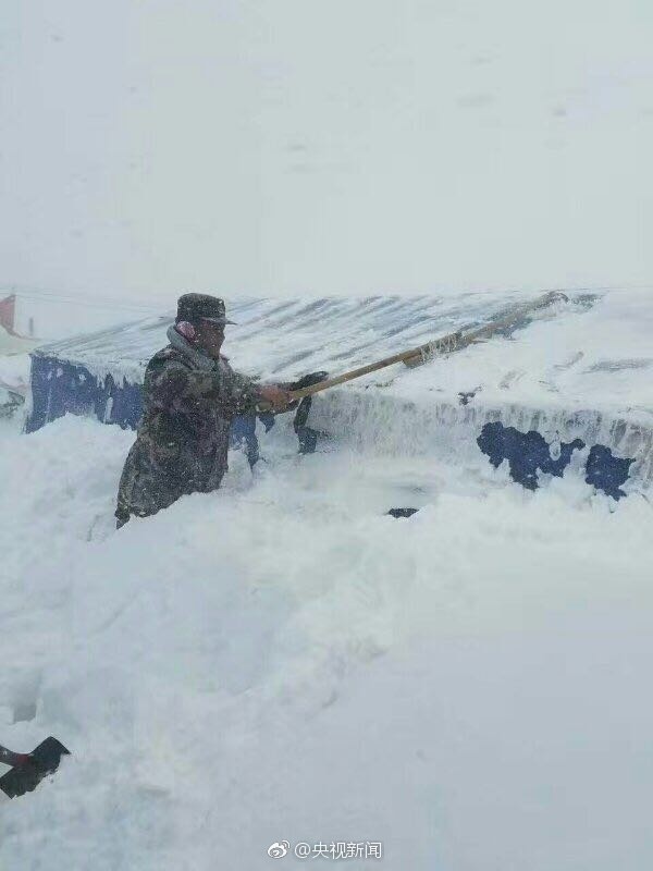 西藏多地出现特大暴雪 积雪半米厚