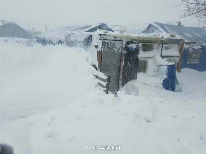 西藏多地出现特大暴雪 积雪半米厚