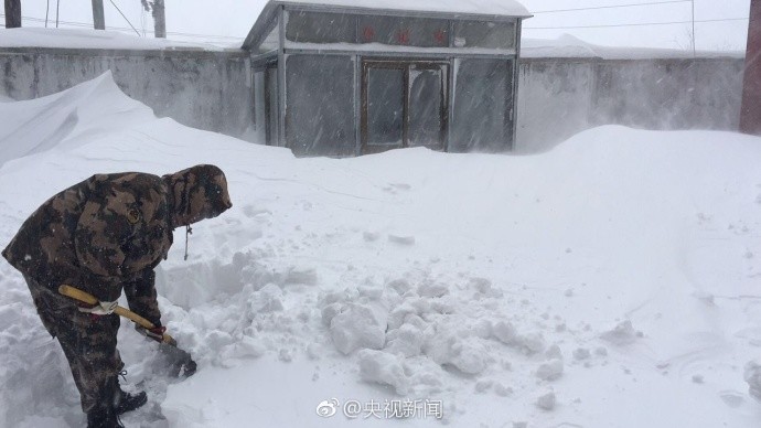 西藏多地出现特大暴雪 积雪半米厚