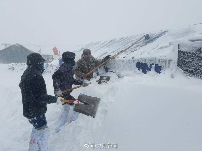 西藏多地出现特大暴雪 积雪半米厚