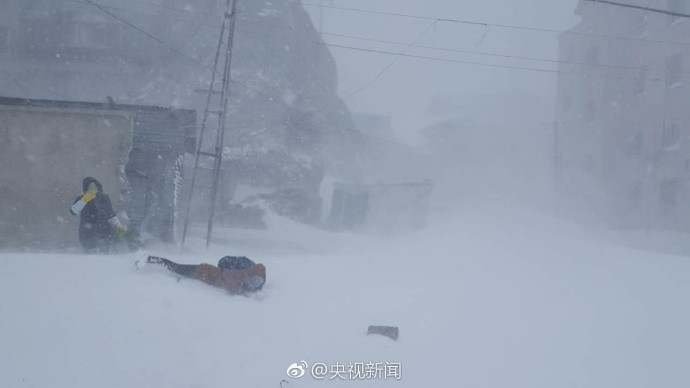 西藏多地出现特大暴雪 积雪半米厚