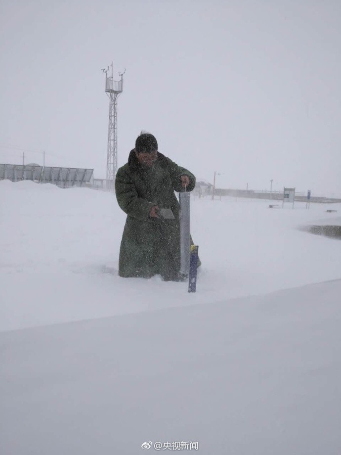 西藏多地出现特大暴雪 积雪半米厚