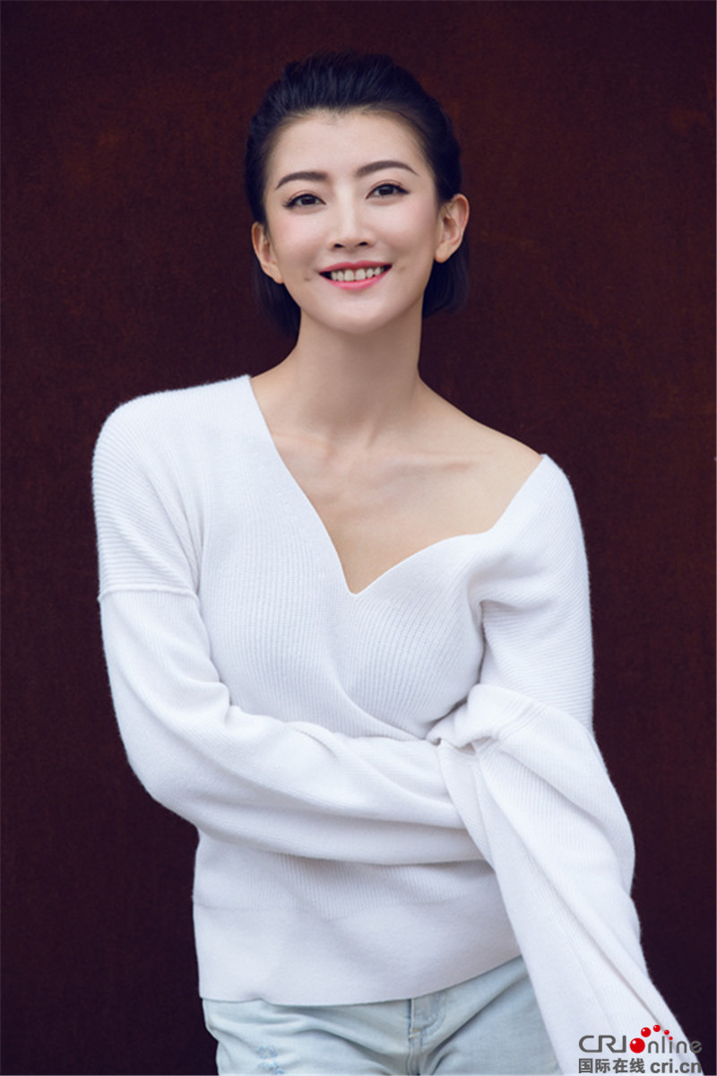 卫莱白色情人节写真曝光 清纯魅力又俏皮(图)