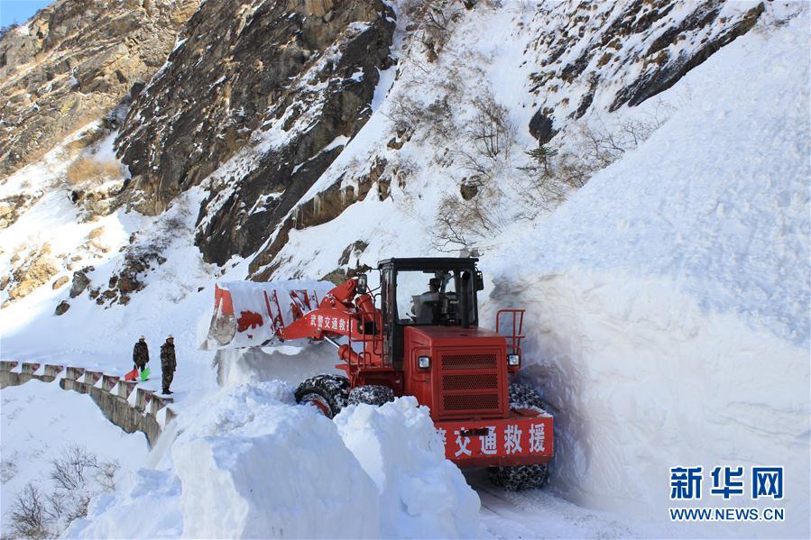 西藏武警交通部队抢通受降雪阻断的中尼公路