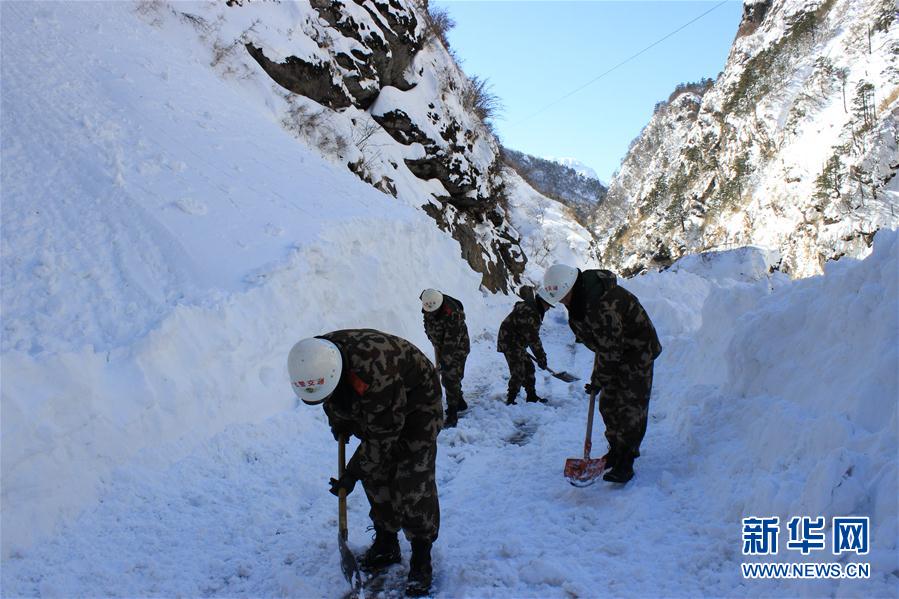 西藏武警交通部队抢通受降雪阻断的中尼公路