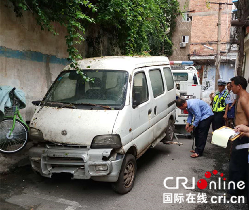 [唐已审][原创]南宁开展道路泊车整治行动 停车超过72小时将被拖走