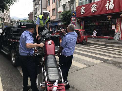 不签【区县联动】【万盛】重庆万盛青年镇集中整治无牌无证摩托车