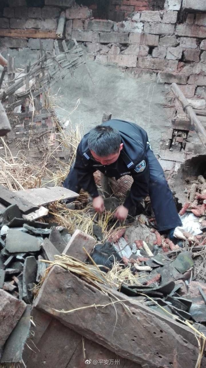 房屋垮塌居民被埋 重庆民警徒手刨废墟救人(组图)