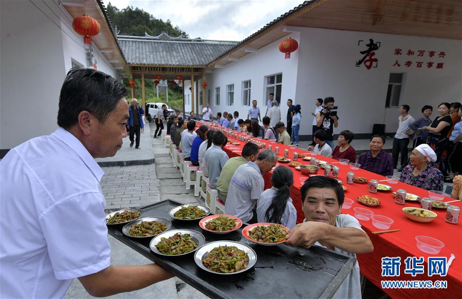 湖北宣恩：易地搬迁安置点摆起“合拢宴”