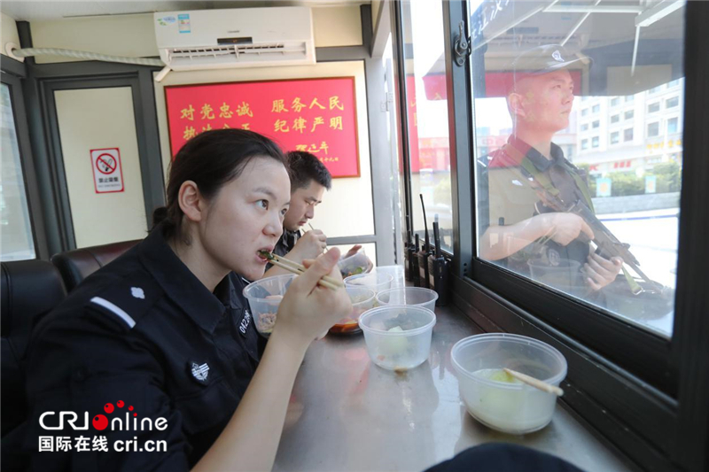 武汉48℃高温 女特警挂枪值守火车站