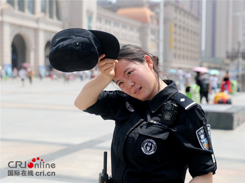 武汉48℃高温 女特警挂枪值守火车站