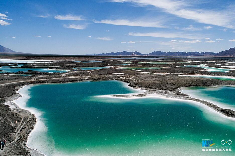 航拍青海大柴旦湖 天高云淡水如玉