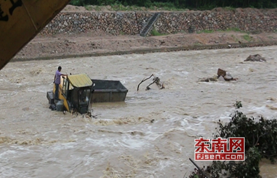 【法治 图文】【滚动新闻】【地市 泉州】永春：突降暴雨工人被困激流 消防泅渡急救援