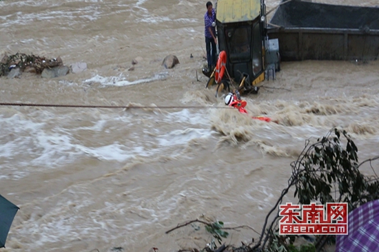 【法治 图文】【滚动新闻】【地市 泉州】永春：突降暴雨工人被困激流 消防泅渡急救援