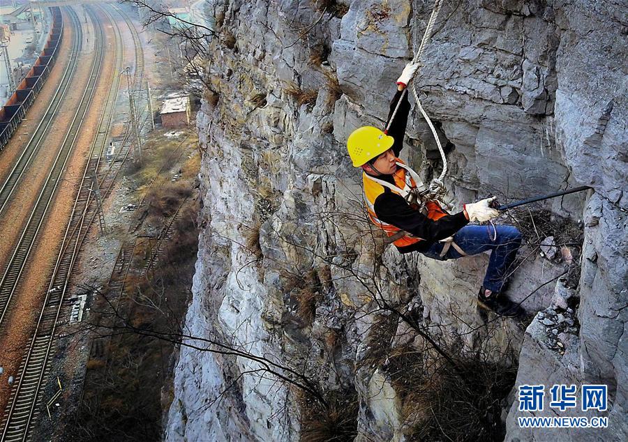 “铁道卫士”绝壁捅山