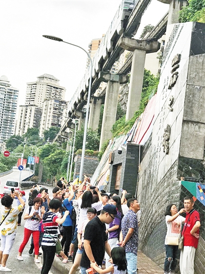 不签【行游巴渝 摘要】在李子坝看轻轨穿楼，站旁的浮雕墙也别错过