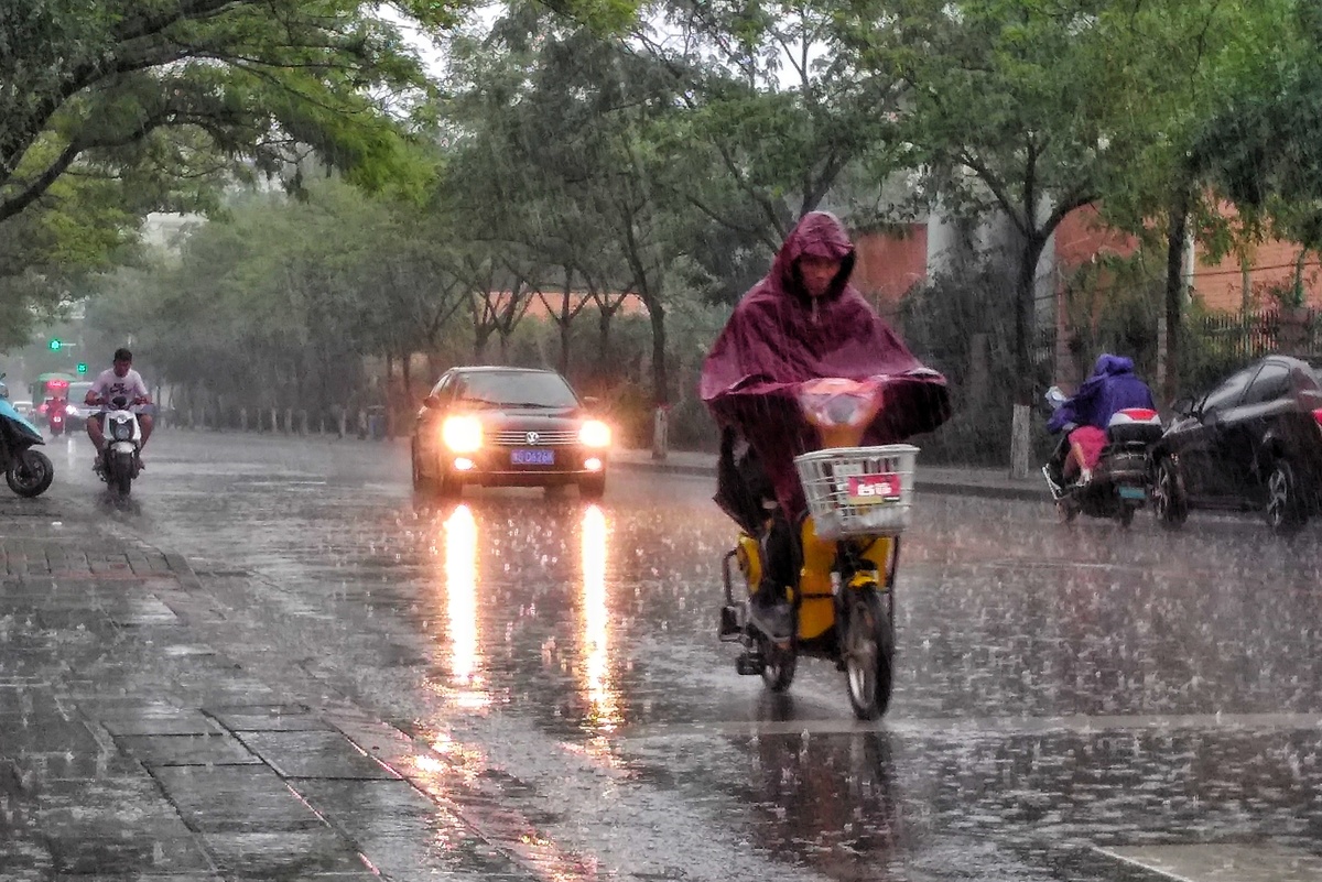 【焦点图-大图】【 移动端-焦点图】【图说5】暴雨来得猛，去得快！ 郑州的天变脸如翻书