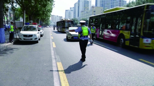 交警严查“霸占”公交专用道