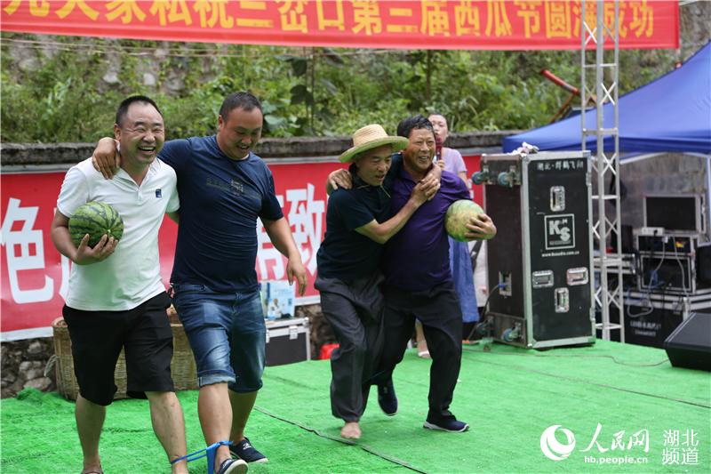 湖北鹤峰山村里的西瓜节 “吃货”云集嗨欢盛夏