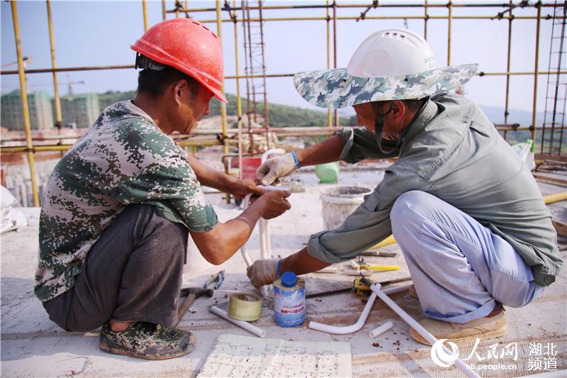 湖北十堰：战高温天 建扶贫房