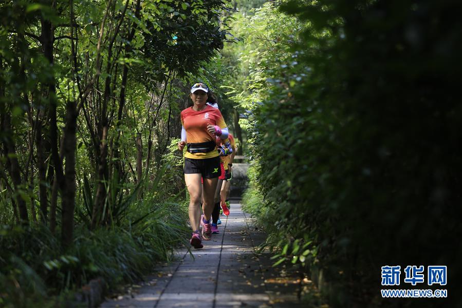 重庆北碚：跑步山林间