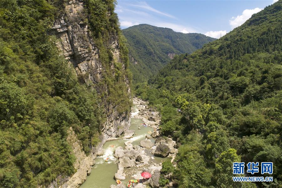 湖北秭归：穿行峡谷间 漂流健身乐