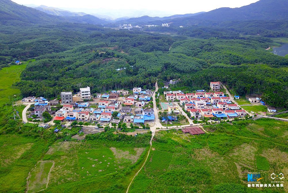 航拍海南琼中堑对村：春夏的草原 秋冬的海