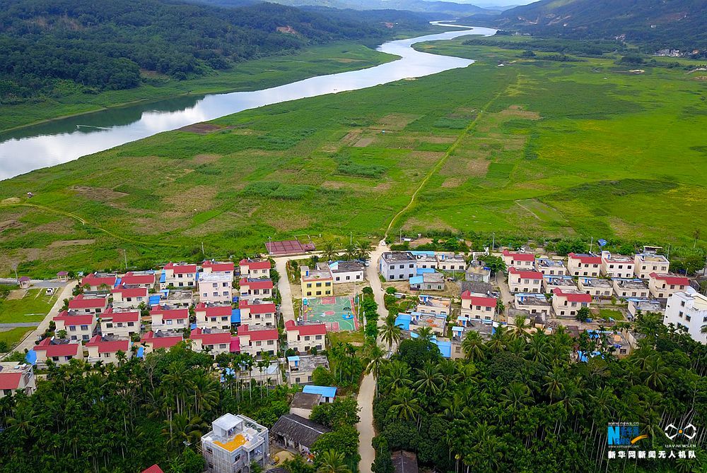 航拍海南琼中堑对村：春夏的草原 秋冬的海