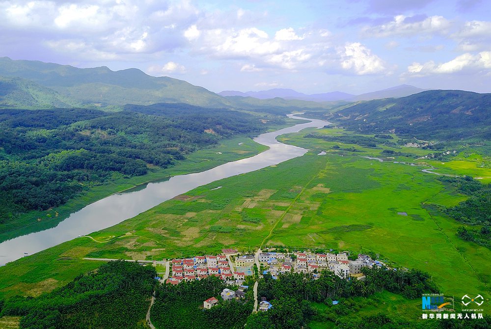 航拍海南琼中堑对村：春夏的草原 秋冬的海