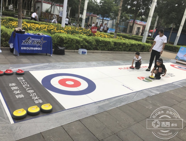 长春：新兴项目地板冰壶受欢迎