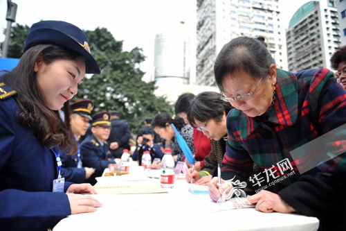 【区县群网 九龙坡】九龙坡:城市管理服务周开启 吸引众多"粉丝"参与