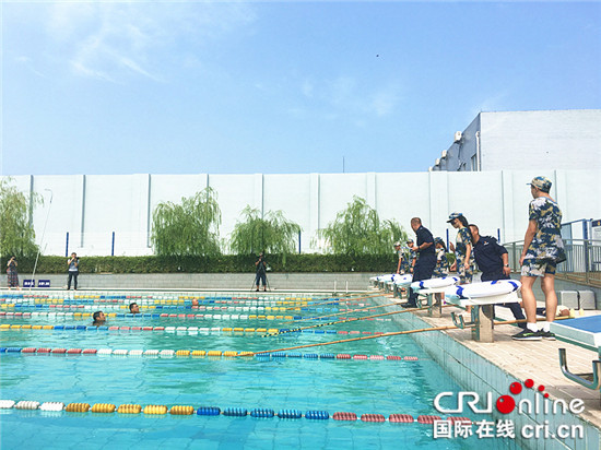 【CRI专稿 图文】中小学生及家长走进重庆民警战训基地【内容页标题】中小学生及家长走进重庆民警战训基地 体验“平安课堂”之防溺水安全课