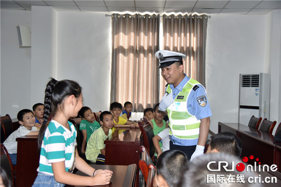 【法制安全】重庆万盛：学生走进警营摸枪穿消防服【内容页标题】重庆万盛学生走进警营摸枪穿消防服 这场生动的暑期平安课人人点赞