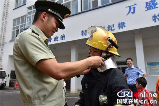 【法制安全】重庆万盛：学生走进警营摸枪穿消防服【内容页标题】重庆万盛学生走进警营摸枪穿消防服 这场生动的暑期平安课人人点赞