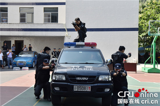 【法制安全】重庆万盛：学生走进警营摸枪穿消防服【内容页标题】重庆万盛学生走进警营摸枪穿消防服 这场生动的暑期平安课人人点赞