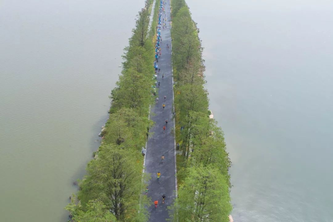 震撼！全景航拍今天的武汉 没去跑汉马真的感觉亏大了