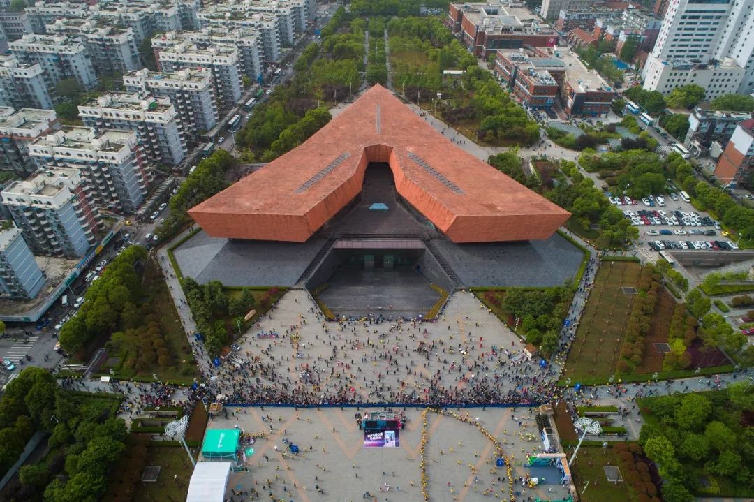 震撼！全景航拍今天的武汉 没去跑汉马真的感觉亏大了