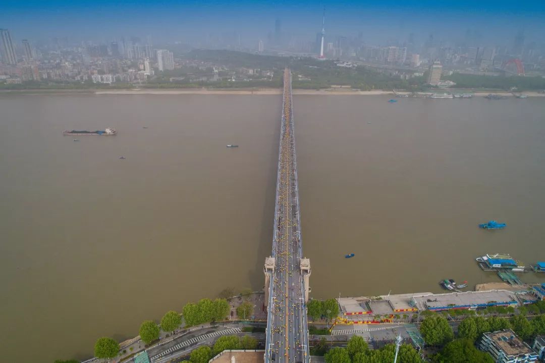 震撼！全景航拍今天的武汉 没去跑汉马真的感觉亏大了