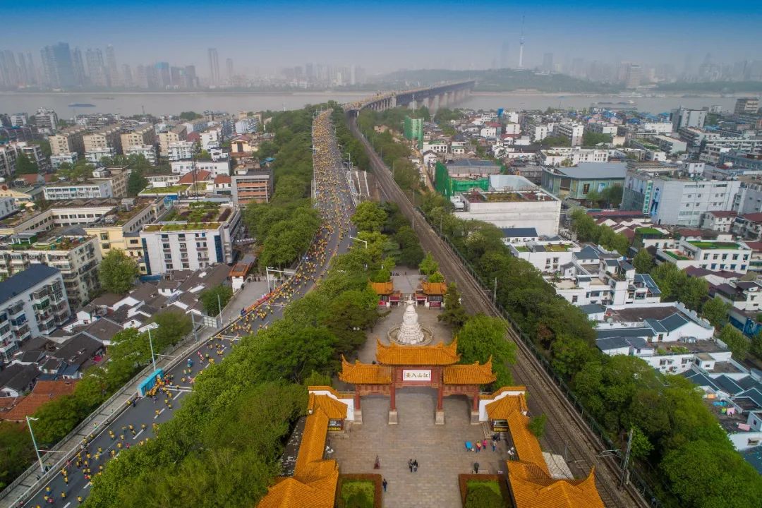 震撼！全景航拍今天的武汉 没去跑汉马真的感觉亏大了