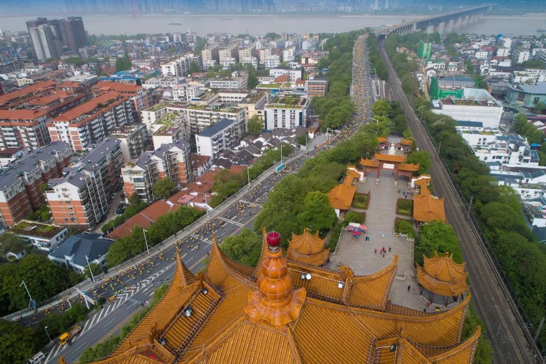 震撼！全景航拍今天的武汉 没去跑汉马真的感觉亏大了