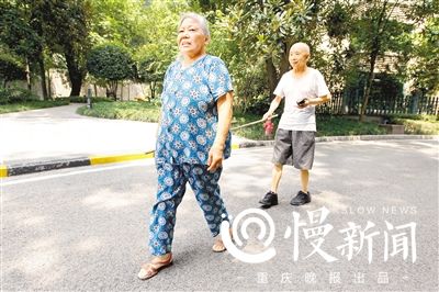 不签【社会民生】 妻子每天用竹竿牵着失明丈夫散步