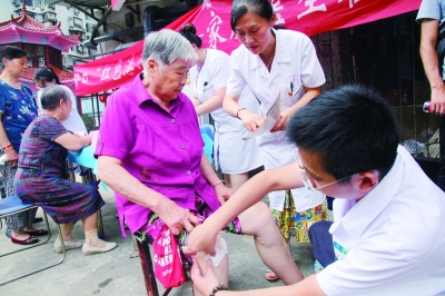 硚口“红色港湾·家庭医生在行动”开启夏日服务模式